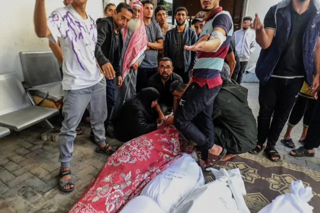 فلسطنيون يودعون جثث أقاربهم قبل دفنها في مستشفى النجار في رفح، جنوبي القطاع