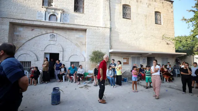 فلسطينيون يتفقدون كنيستهم في غزة
