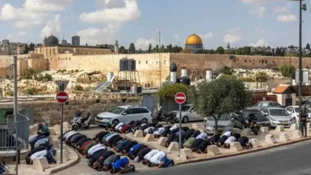 المصلين يأدون صلاة الجمعة في الشوارع