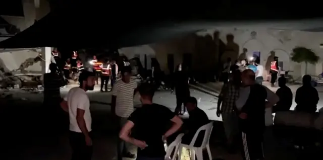 فلسطينيون يتفقدون كنيستهم في غزة