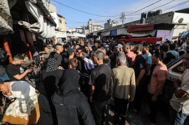 فلسطينيون يحاولون شراء ما توفر من حاجيات بعد أن توقفت السلطات الإسرائيلية عن توفير الكهرباء والمياه والغذاء عن مناطق قطاع غزة كافة