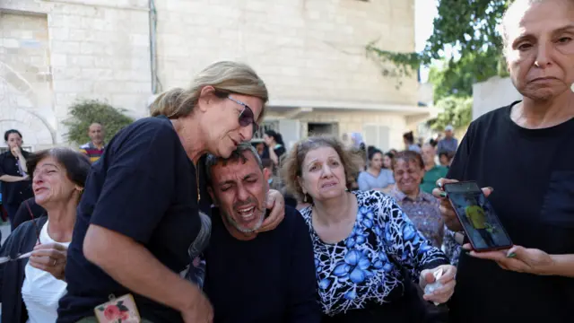 صلاة الجنازة على ضحايا قصف الكنيسة الأرثوذكسية في غزة