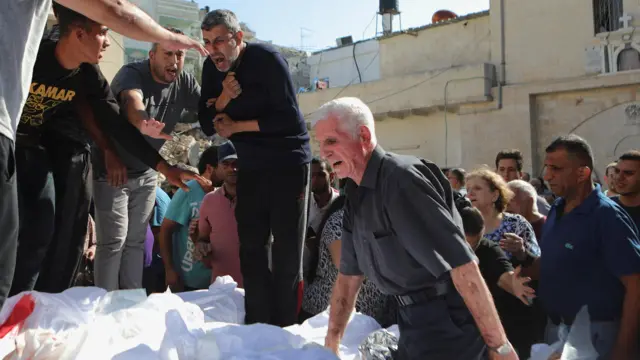 صلاة الجنازة على ضحايا قصف الكنيسة الأرثوذكسية في غزة