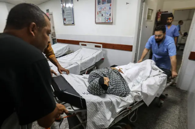 يعاني القطاع الصحي في غزة من نقص حاد في المواد والأدوات والطواقم الطبية، بينما يتوافد عشرات الجرحى يومياً إلى المستشفيات إثر الغارات الجوية الإسرائيلية المستمرة لليوم  14 على التوالي