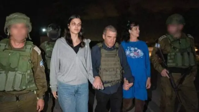جوديث وناتالي رعنان مع جنود الجيش الإسرائيلي