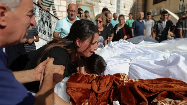 صلاة الجنازة على ضحايا قصف الكنيسة الأرثوذكسية في غزة