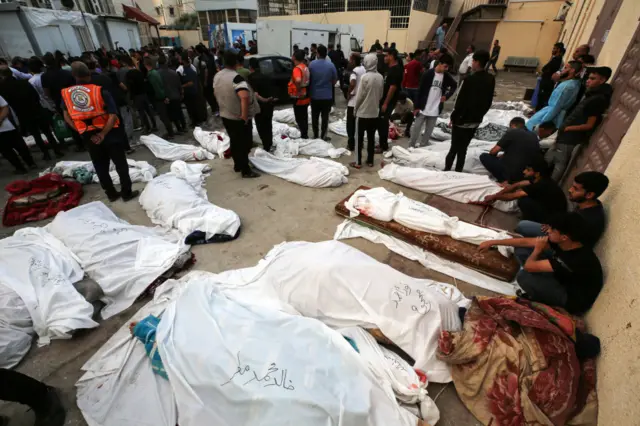 أكفان الفلسطينيين القتلى في الغارات الإسرائيلية المستمرة منذ السابع من الشهر الحالي
