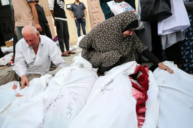 تشكو الفرق الطبية من نقص الأكفان بسبب التزايد المستمر في أعداد قتلى الغارات الإسرائيلية