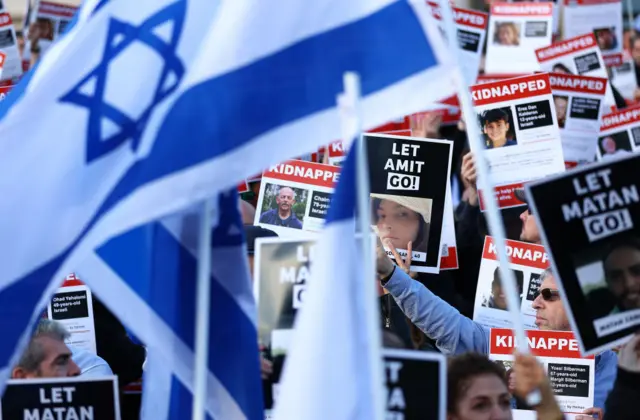 الجالية اليهودية في لندن رفعت أعلام إسرائيل وصور بعض المختطفين لدى حماس في غزة