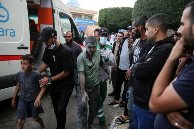 رجال إسعاف يسعفون مصابين في إحدى الهجمات الإسرائيلية.