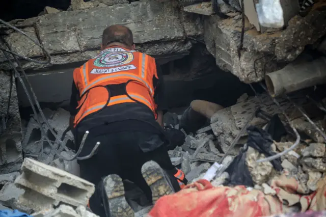 رجال ينقب في الركام بحثا عن أحياء محتملين أو جثث.