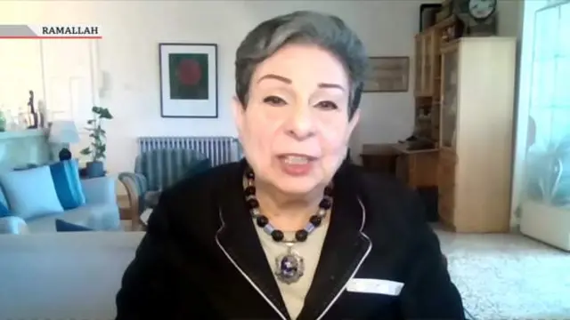 حرب غزة: السياسية الفلسطينية المخضرمة حنان عشراوي على شاشة البي بي سي ترى إزدواجية معايير مزمنة لدى التعامل مع إسرائيل اتهمت حنان عشراوي المجتمع الدولي بازدواجية المعايير عندما يتعلق الأمرُ بإسرائيل. وقالت السياسية الفلسطينية المخضرمة إن الفلسطينيين يموتون منذ عقود وذلك في حديثها إلى برنامج الأحد مع لورا كوينسبيرج على شاشة بي بي سي. وتابعت واصفة غزة بأنها "منطقة من العالم لم ينعم الناس فيها بيوم من الحياة الطبيعية"، مضيفة أن الأوضاع تدفعهم إلى الإنفجار وهو ما يقابل على الفور "بكل ما يمكن أن يندرج نحن خانة الترويع". وقد حاورتها فيكتوريا ديربيشاير وسألتها إن كان ما تقوله يبرر إتخاذ المدنيين الإسرائيليين كأهداف مشروعة، فأجابت عشراوي: "لا، أنا لا أؤيد أن يصبح المواطنين أهداف مشروعة على الإطلاق، بنفس الطريقة التي لسنا بها كفلسطينيين أهدافًا مشروعة لإسرائيل وهذا يشمل بيوتنا، أراضينا ليست أيضا ليست تحت تصرفها، حريتنا وحقوقنا المسلوبة" . وأردفت: "ما أتحدث عنه هو المعايير المزدوجة" مؤكدة أن "إسرائيل قوة احتلال" على حد ما جاء على لسانها وأنه يجب الاعتراف بذلك.