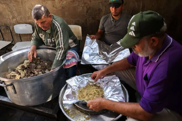 फ़लस्तीनी अधिकारियों ने कहा है कि ग़ज़ा में रविवार सुबह से जारी इसराइली बमबारी में अभी तक 430 लोगों की जान गई है.