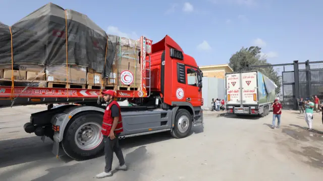 Refah Sınırından geçen yardım kamyonları