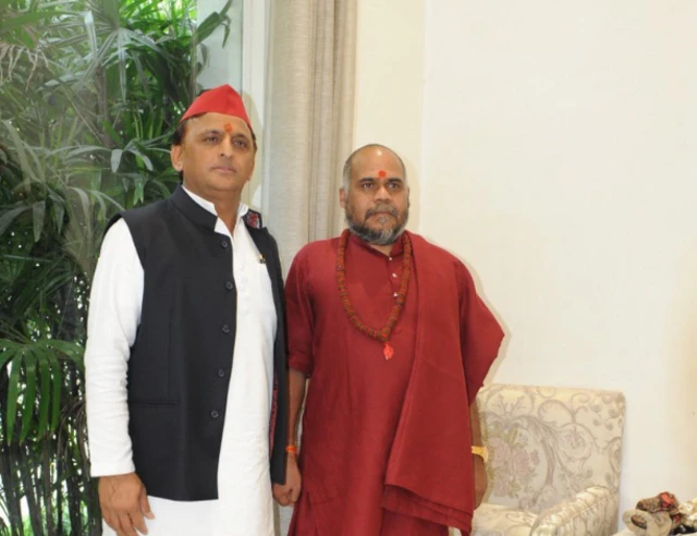 मिर्ची बाबा के साथ अखिलेश यादव की मुलाकात