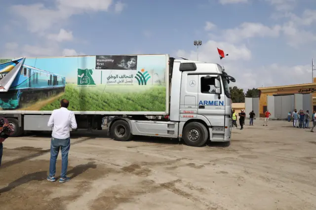 मानवीय सहायता लेकर जाते हुए ट्र्क