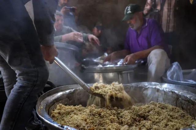 रविवार को मिस्र के रास्ते ग़ज़ा में मानवीय सहायता की तीसरी खेप पहुंची है.