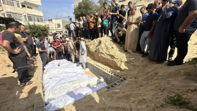 Ölülerin bir kısmı Deyr El Balah'ta açılan toplu mezarlığa gömülüyor, 23 Ekim.