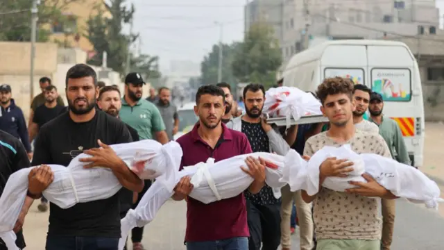 Палестинцы несут тела своих погибших родственников по улицам города Хан-Юнис