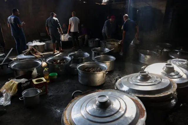 सात अक्टूबर को शुरू हुए इसराइल-हमास संघर्ष के बाद पहली बार शनिवार, 21 अक्टूबर को 20 ट्रक मानवीय सहायता लेकर ग़ज़ा में दाखिल हुए थे.