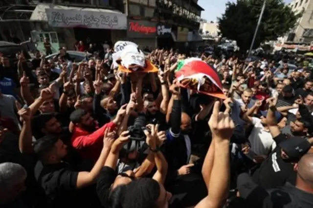 فلسطينيون يشيعون جثماني قتيلين في مخيم جنين للاجئين قبل بضعة أيام