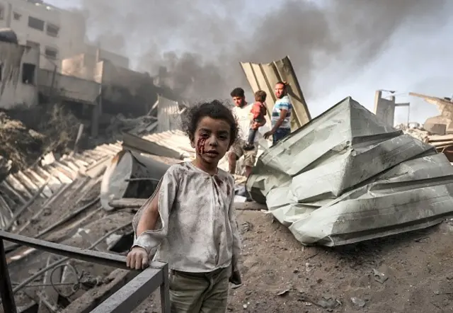 طفلة تخرج من بين الدمار
