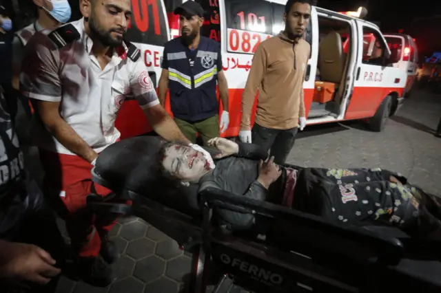 تدفق الجرحى ومعظمهم من الأطفال إلى مستشفى في غزة