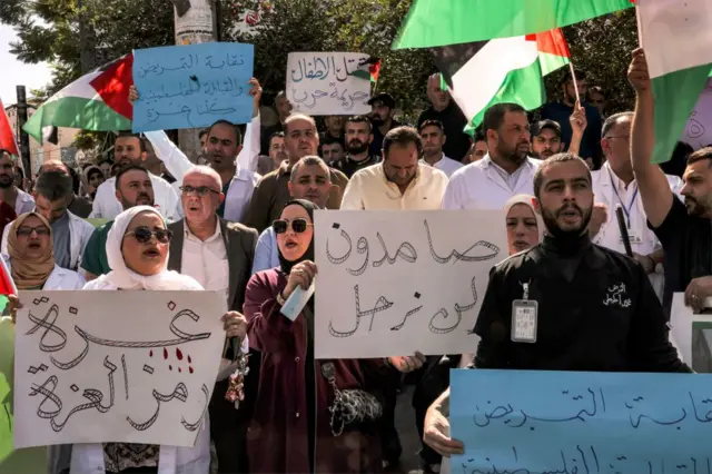 مظاهرات في الخليل في الضفة الغربية المحتلة رافضة لحرب إسرائيل على الفلسطينيين في غزة