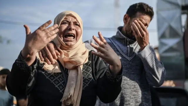 विश्व स्वास्थ्य संगठन का कहना है कि इसराइल-हमास संघर्ष में ग़ज़ा के अंदर 7 हजार 28 मौतें हुई हैं.