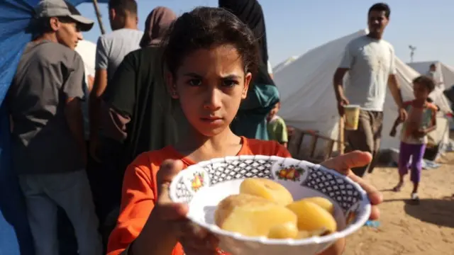 ምግብ የያዘች ህጻን