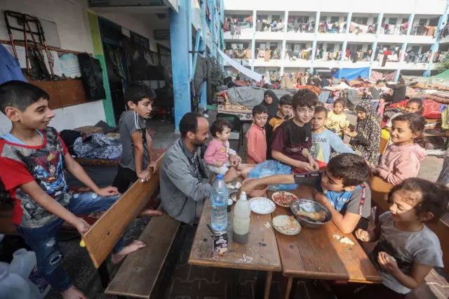 संयुक्त राष्ट्र राहत एवं कार्य एजेंसी का कहना है कि 6 लाख 29 हजार शरणार्थी ग़ज़ा पट्टी में मौजूद यूएन के 150 शेल्टर्स में रह रहे हैं.