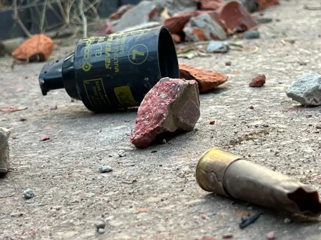 রাস্তায় পড়ে থাকা টিয়ারশেলের ক্যানিস্টার