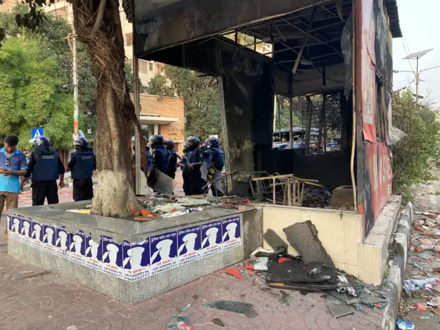 কাকরাইলে পুলিশ বক্সে দুপুরে অগ্নিসংযোগ করা হয়। এরপর সেখানে নিরাপত্তা জোরদার করা হয়