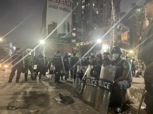 শান্তিনগর-বেইলি রোড মোড়ে পুলিশের অবস্থান