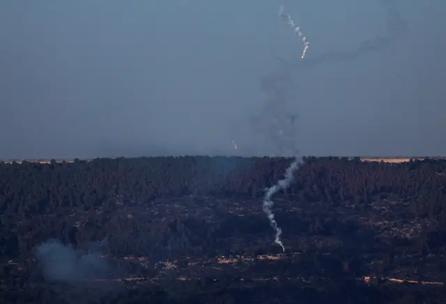 أثار قصف على الحدود الإسرائيلية اللبنانية، كما تظهر من شمال إسرائيل