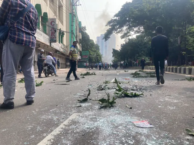 আওয়ামী লীগ কর্মীদের বহনকারী একটি পিকআপ ভাংচুর করা হয়