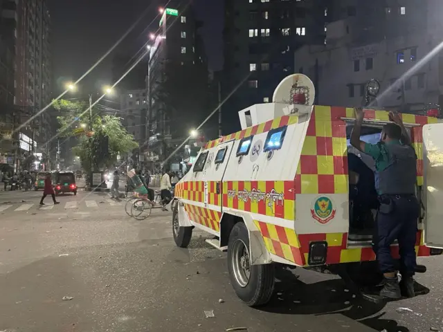 টহল দিচ্ছে সাঁজোয়া যান