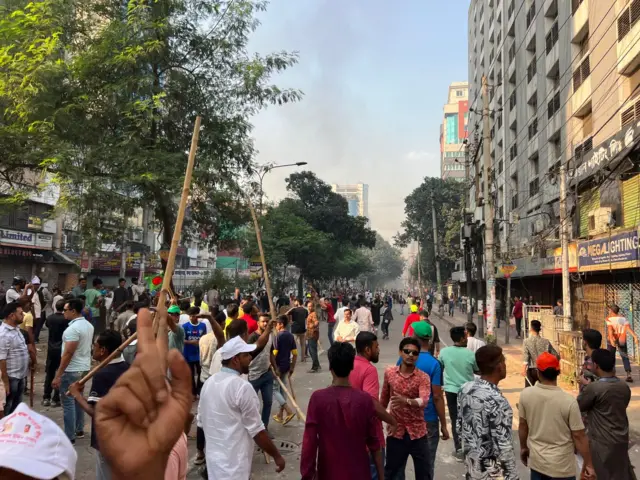 আওয়ামী লীগ ও বিএনপি কর্মীদের মধ্যে ধাওয়া-পাল্টা ধাওয়ার ঘটনা ঘটেছে। রাস্তায় পড়ে রয়েছে ইট-পাটকেলের টুকরো।