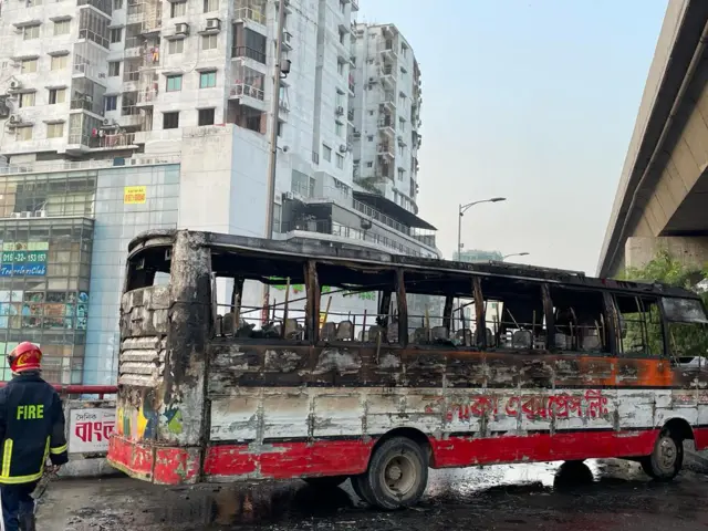 মৌচাক ফ্লাইওভারে বাসে অগ্নিসংযোগের পর