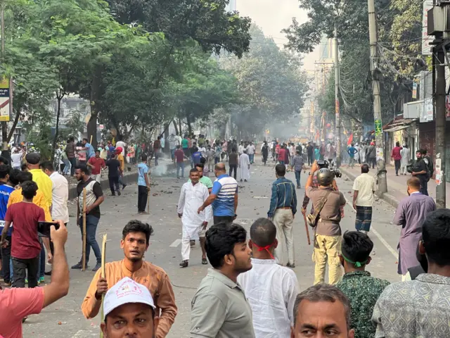 পল্টনে একদিকে পুলিশ-আওয়ামী লীগ অন্যদিকে বিএনপি-জামায়াত অবস্থান নিয়েছে