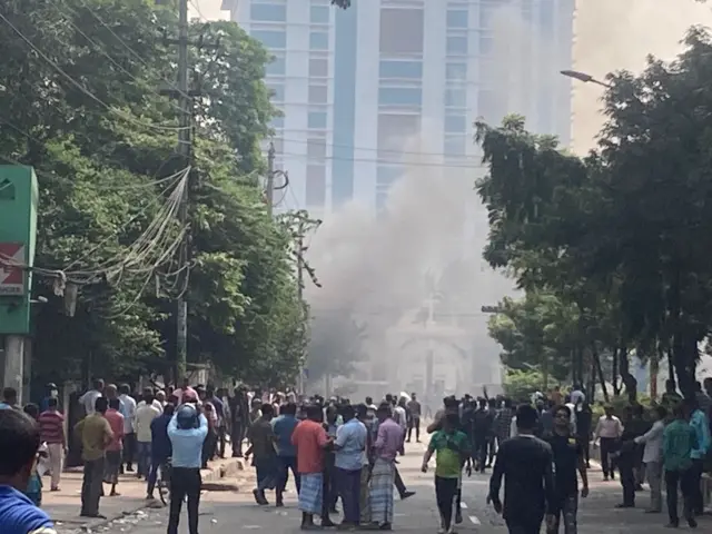 ছত্রভঙ্গ করতে পুলিশ ব্যাপক টিয়ার শেল নিক্ষেপ করে