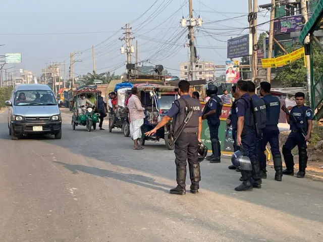 রাজধানীর আমিনবাজারে পুলিশের চেকপোস্ট