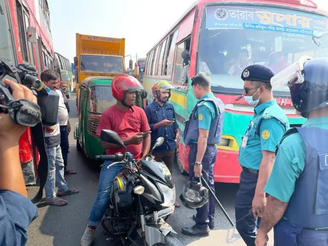কদমতলীতে পুলিশের চেকপোস্টের দৃশ্য