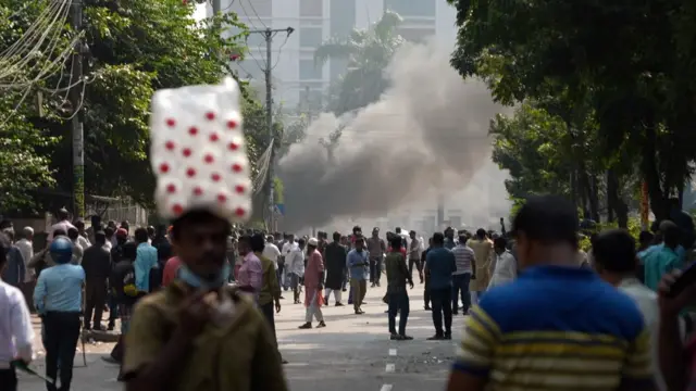 পুলিশকে লক্ষ্য করে ইট পাটকেল নিক্ষেপ করে বিক্ষোভকারীরা