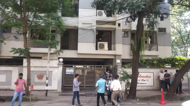 বাসার সামনের চিত্র