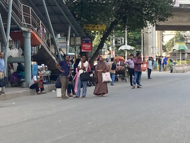 দুপুর সোয়া তিনটায় ঢাকার মহাখালি এলাকা