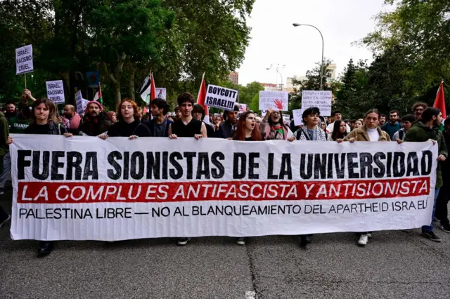 протестующие