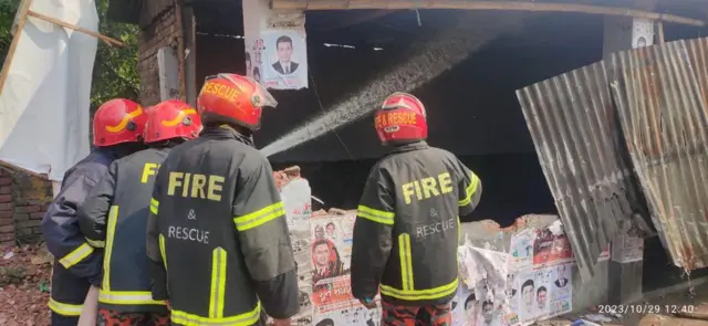 ফায়ার সার্ভিস কর্মীরা বিএনপি অফিসের আগুন নিয়ন্ত্রণে আনে।