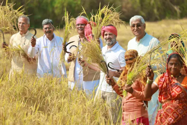 कांग्रेस नेता राहुल गांधी ने छत्तीसगढ़ के सीएम भूपेश बघेल और डिप्टी सीएम टीएस सिंहदेव के साथ रायपुर के कठिया गांव पहुंच कर किसानों से बातचीत की.