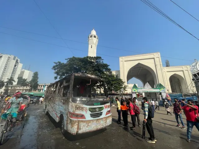 বায়তুল মোকাররমের সামনে বাসে আগুনের চিত্র